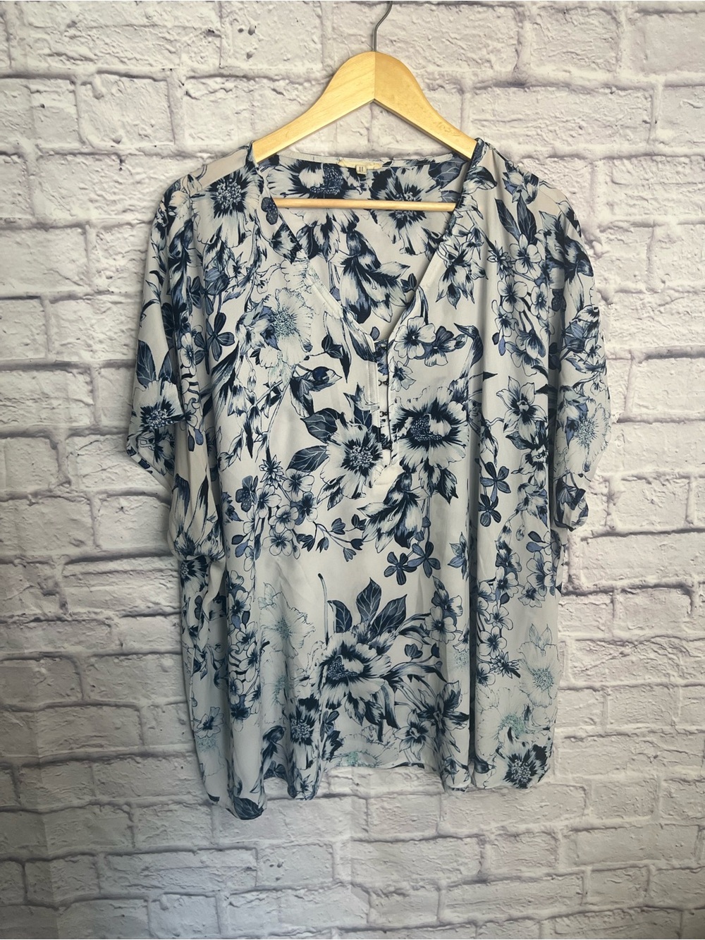Maurices Blue & White Floral Blouse – Plus Size 3 (3X)